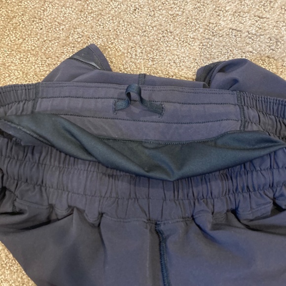 Lululemon Hotty Hot Shorts 2.5 inch Size 6 - Picture 4 of 12